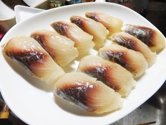 5月後半のキレイな海の塩〆ボラを8日間寝かせて作った酢〆の握り (4).jpg