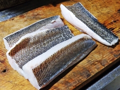6月後半の松田川産タイリクスズキの皮付の刺身 (10).jpg