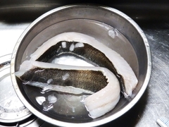 6月後半の松田川産タイリクスズキの皮付の刺身 (9).jpg