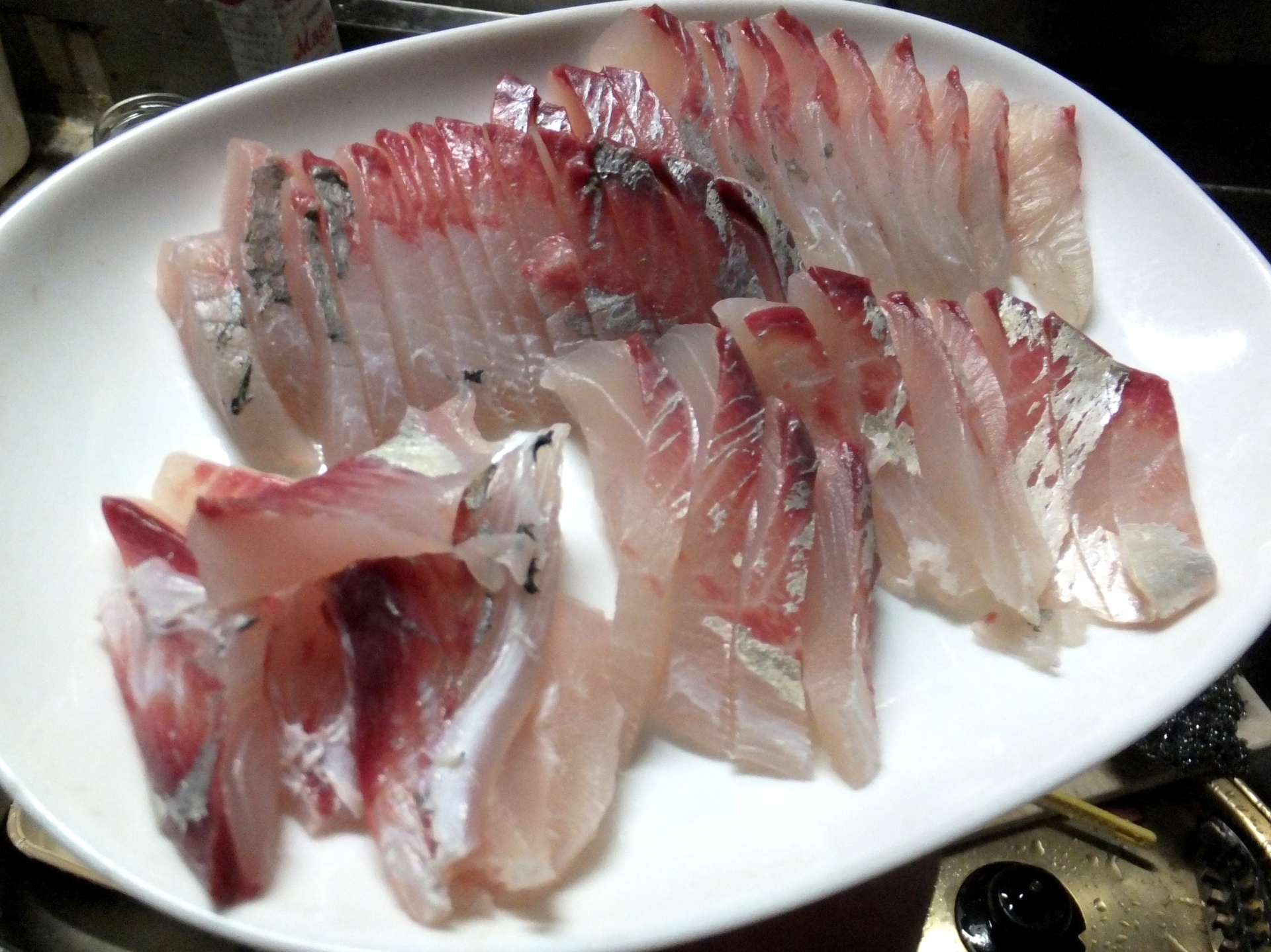 喰っちゃあいかんのか 高知県宿毛市周辺で釣獲した真夏のロウニンアジの刺身